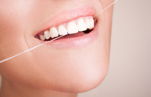 Zahnpflege und Mundhygiene mit Zahnseide