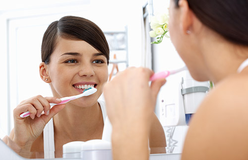 Zahnpflege und Mundhygiene mit der Zahnbürste